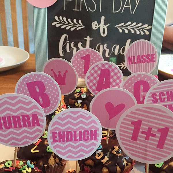 Celebrating first day of first grade with decorations by engelundbanditen
